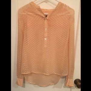 Salmon-colored blouse with shiny thread details